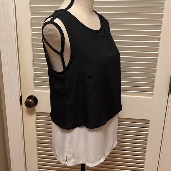 91. The Limited Tunic in Black and White - Picture 6 of 12